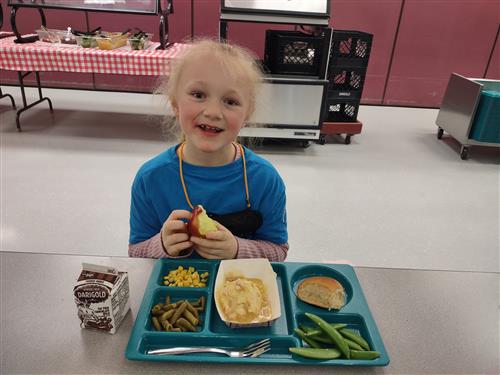 girl eating lunch